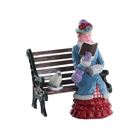 Peace And Quiet Lemax figurina decorativa donna con libro su panchina per villaggio natalizio - DeMatteis.it