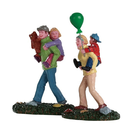 Coming Home From The Fair Set Of 2 Lemax figurine decorative per villaggio natalizio con famiglia e palloncino - DeMatteis.it