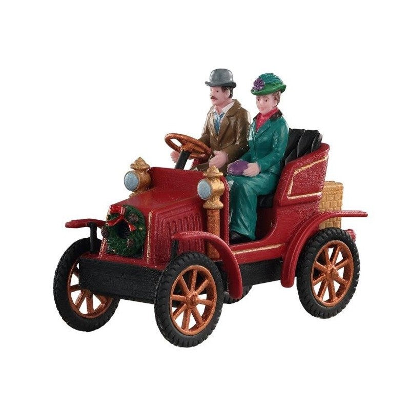 First Car In Town Lemax decorazione natalizia con automobile d'epoca e personaggi per villaggio di Natale - DeMatteis.it