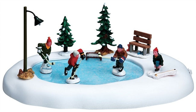 After School Hockey Match Lemax decorazione natalizia con pista di pattinaggio e personaggi per villaggio di Natale - DeMatteis.it