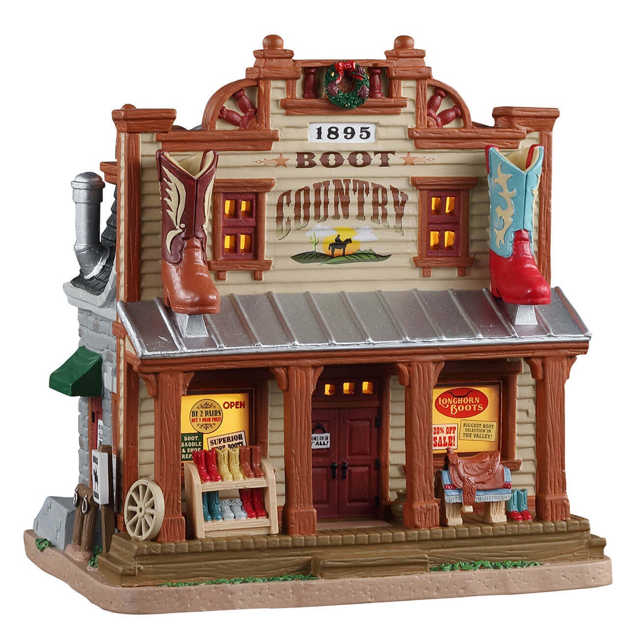 Boot Country Lemax 1895: Negozio di Stivali western con facciata in legno, stivali giganti decorativi, portico illuminato e insegne autentiche per Villaggio Lemax natalizio. | Dematteis.it