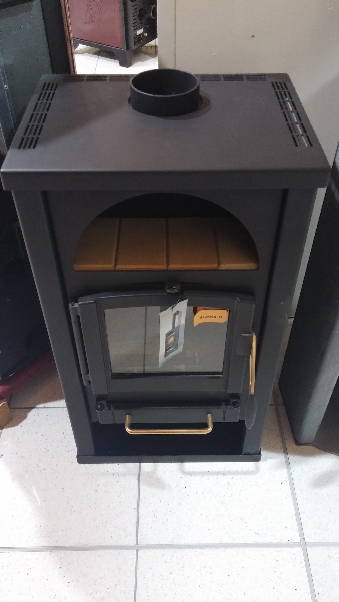 Stufa Rika Alpha II in acciaio nero per riscaldamento domestico a legna con sportello vetrato - DeMatteis.it