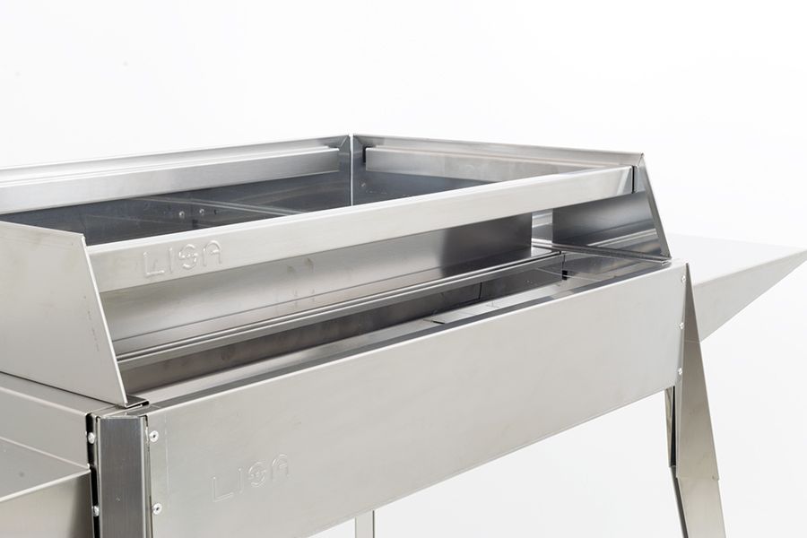 Kit Cuoci Arrosticini Barbecue Etna Lisa montato su barbecue con due arrosticini in cottura, struttura in ferro alluminato con logo aziendale | Dematteis.it