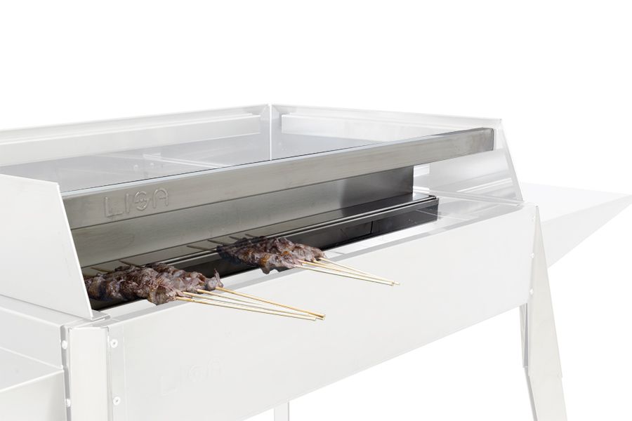 Kit Cuoci Arrosticini Lisa per barbecue Etna durante utilizzo, accessorio in ferro alluminato per cottura spiedini con separazione fumi | Dematteis.it