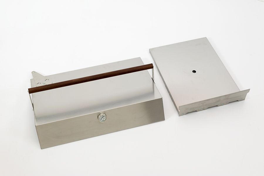 Kit Forno Barbecue Etna Lisa montato su barbecue con coperchio in acciaio inox, termometro integrato e elegante maniglia con inserto in legno | Dematteis.it