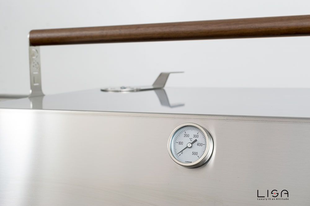 Kit Forno Barbecue Etna Lisa montato su barbecue con coperchio in acciaio inox, termometro integrato e elegante maniglia con inserto in legno | Dematteis.it