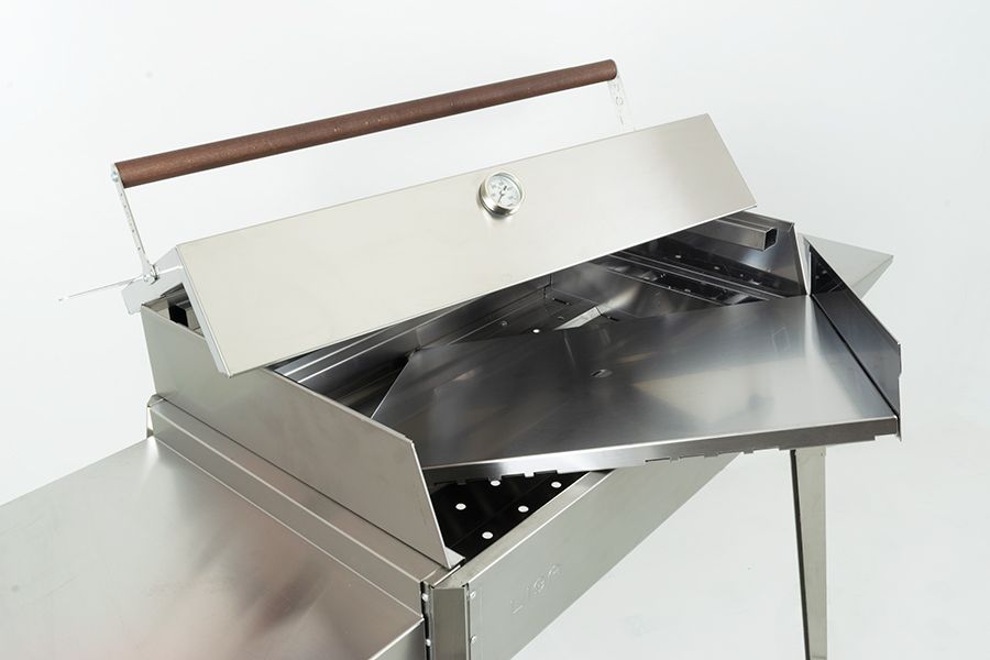 Kit Forno Barbecue Etna Lisa montato su barbecue con coperchio in acciaio inox, termometro integrato e elegante maniglia con inserto in legno | Dematteis.it