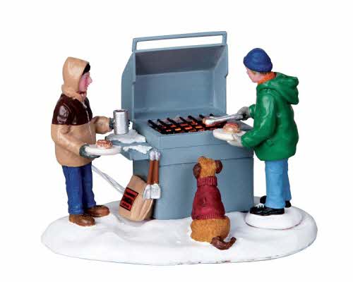 Grillin E Chillin Lemax decorazione natalizia con barbecue e personaggi per villaggio di Natale - DeMatteis.it