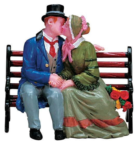 The Kiss Lemax figurina decorativa per villaggi natalizi con coppia seduta su panchina - DeMatteis.it