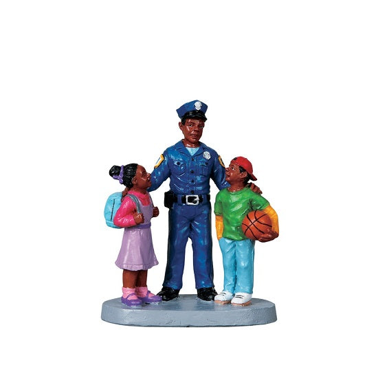 To Protect And Serve Lemax figurina decorativa per villaggio natalizio con poliziotto e bambini - DeMatteis.it