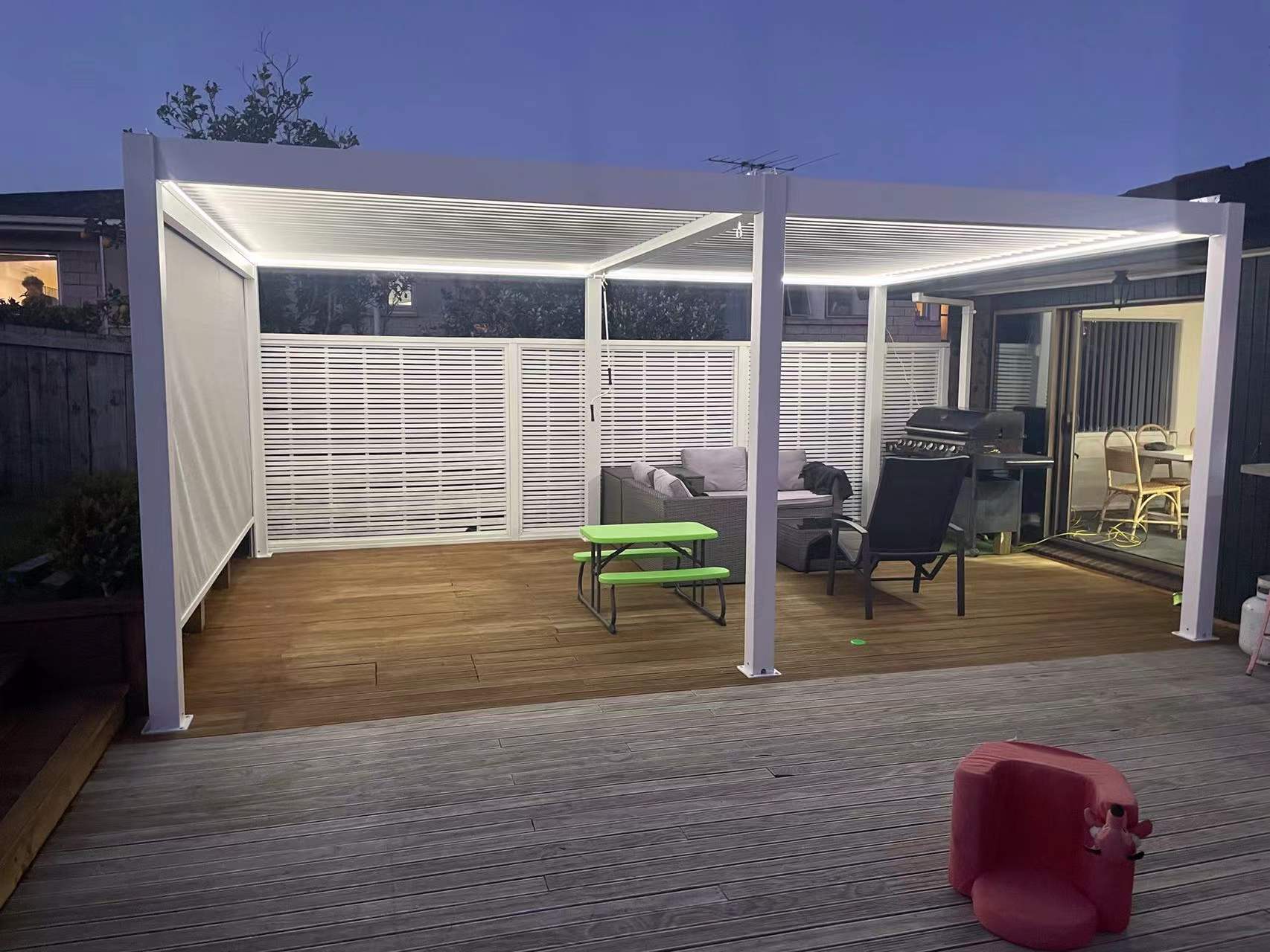 Pergola bioclimatica illuminata