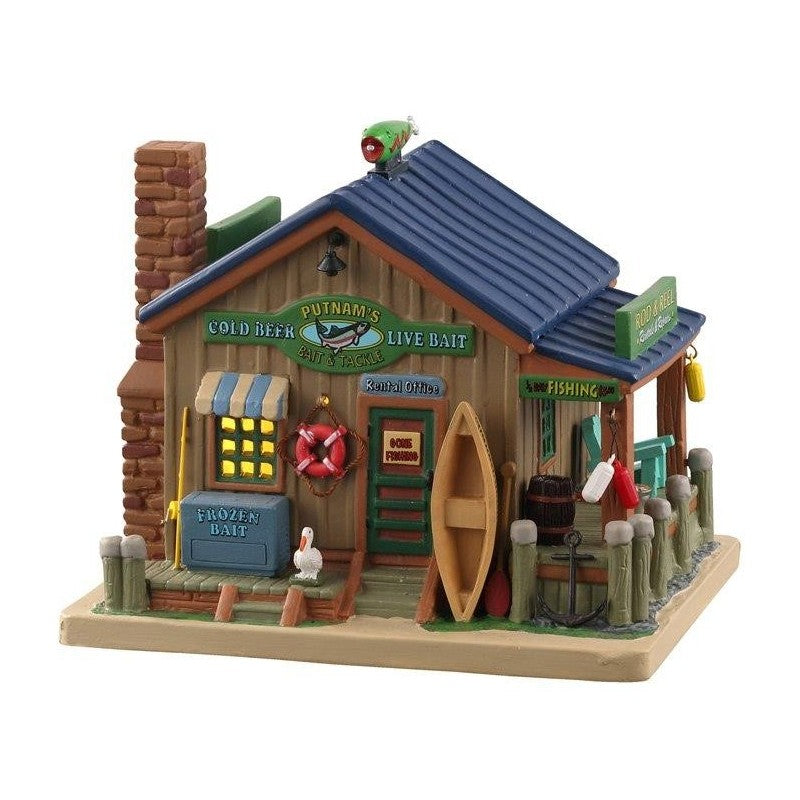 Putnam's Bait & Tackle Lemax, autentico Negozio di Pesca Lemax della collezione Vail Village con tetto blu, insegne verdi, canoa gialla. | Dematteis.it