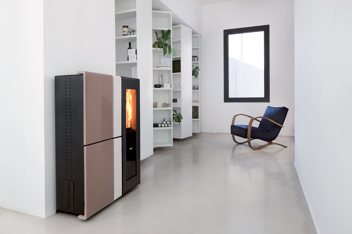 Ravelli Stufa a Pellet Snella per riscaldamento domestico con design moderno e fiamma accesa - DeMatteis.it