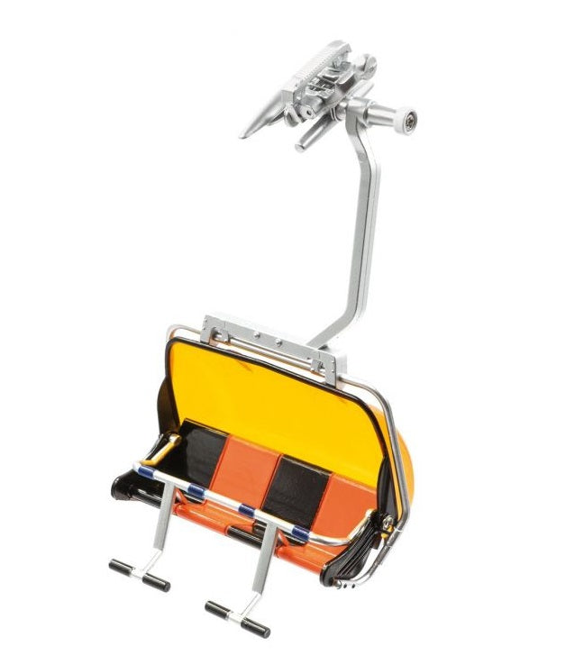 Seggiovia Jagerndorfer seggiola 4 posti in scala 1:32 con struttura metallica dettagliata, sedili colorati e poggiapiedi per villaggio invernale da collezione modellismo alpino. | Dematteis.it