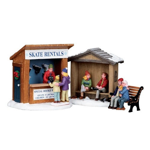 Skate Rentals Set Of3 Lemax con chiosco noleggio pattini in legno e personaggi in abiti invernali per Villaggio di Natale Lemax. | Dematteis.it
