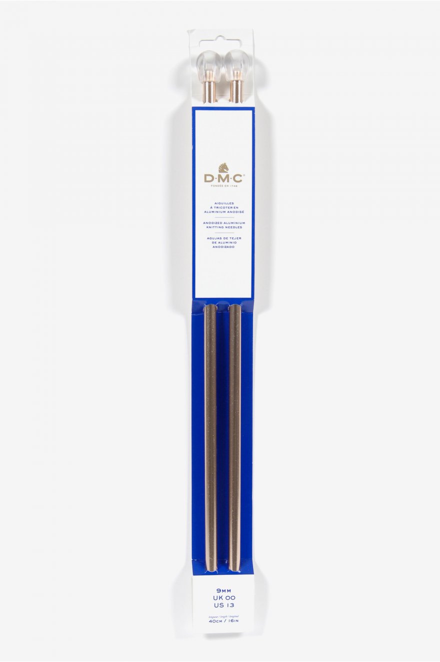 Ferri Dmc 9 Mm 40 Cm: Attrezzo in ferro con lunghezza di quaranta centimetri e diametro di nove millimetri, ideale per la lavorazione a maglia e uncinetto. | Dematteis.it