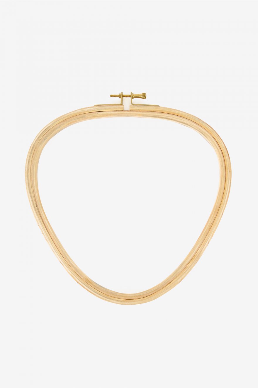 Telaio Dmc Ricamo Triangolare 21,5X22 Cm: Accessorio da ricamo in tessuto con forma triangolare di dimensioni 21,5 per 22 centimetri, ideale per progetti di cucito e lavorazioni a punto croce. | Dematteis.it