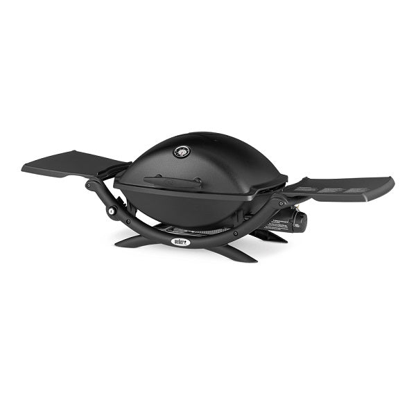 Barbecue Q 2200 Weber gas con coperchio nero semisferico, ripiani laterali estensibili e bruciatore da 3,52 KW, perfetto esempio di design compatto per grigliare con stile in ogni spazio. | Dematteis.it