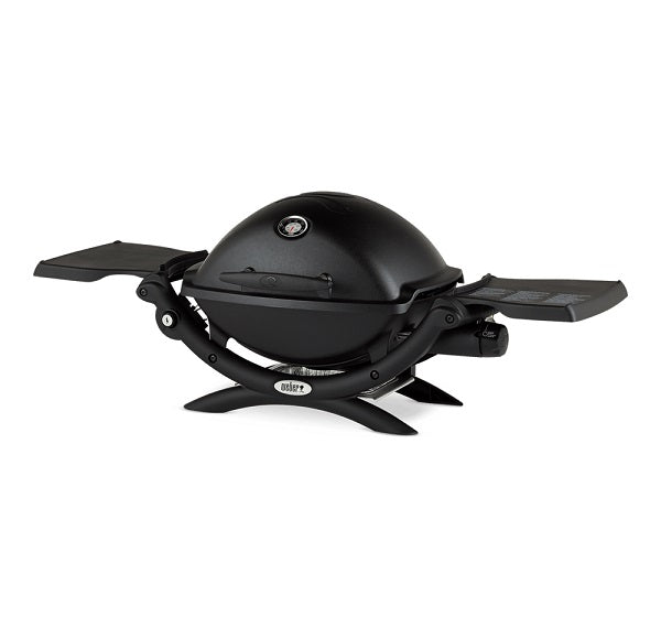 Barbecue Weber Q 1200 gas con design compatto nero, dotato di due ripiani laterali ripiegabili, termometro integrato e griglia in ghisa smaltata per una cottura perfetta in ogni situazione. | Dematteis.it