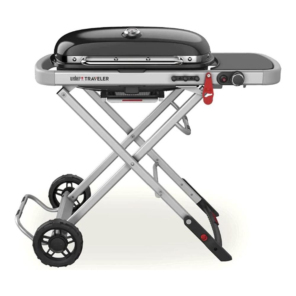 Barbecue Weber Traveler aperto con griglia ampia e carrello pieghevole, design compatto e robusto, ideale per grigliare in campeggio o picnic, con bruciatore in acciaio inox e sistema di chiusura a una mano. | Dematteis.it