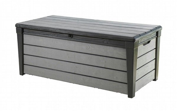 Il baule portaoggetti Keter Brushwood 454 lt in elegante finitura grigia effetto legno, con coperchio piatto utilizzabile come panca e design resistente alle intemperie, ideale per giardini e terrazzi. | Dematteis.it