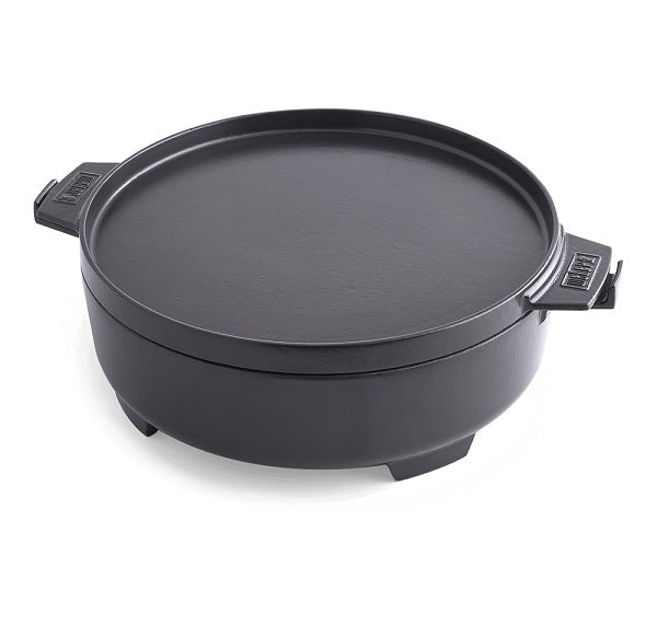 Cocotte Weber 2 in 1 in ghisa smaltata con coperchio trasformabile in piastra, capacità 6,8 litri, perfetta come accessorio Weber versatile per barbecue a carbone, gas e pellet. | Dematteis.it