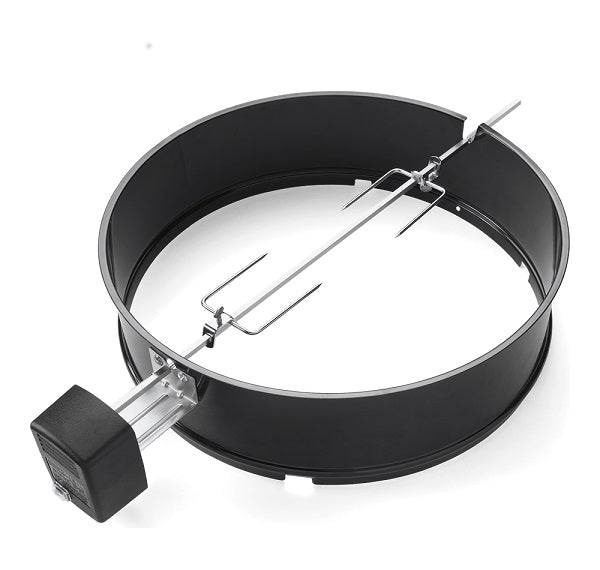 Girarrosto Weber barbecue completo di motore, spiedo e fermacarne, l'accessorio Weber ideale per cuocere alla perfezione arrosti, polli e tacchini sui barbecue a carbone da 57 cm con rotazione a 360 gradi. | Dematteis.it