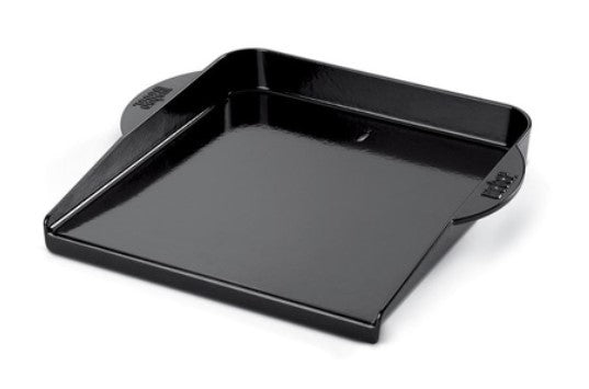 Piastra Weber ghisa smaltata quadrata con superficie antiaderente di 35,5 cm, ideale per barbecue a gas Weber. Permette cotture salutari grazie al design angolato che allontana i grassi in eccesso. | Dematteis.it