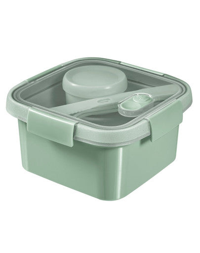 Portavivande To Go Lunch Kit di Keter in colorazione verde pastello con coperchio trasparente, chiusura ermetica e scompartimento per posate, realizzato in materiale 100% riciclato e completamente riciclabile. | Dematteis.it