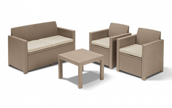 Salotto Keter Alabama lounge in colorazione cappuccino con divano, due poltrone e tavolino, realizzato con resina resistente che riproduce la finitura del rattan naturale, completo di comodi cuscini color crema.| Dematteis.it