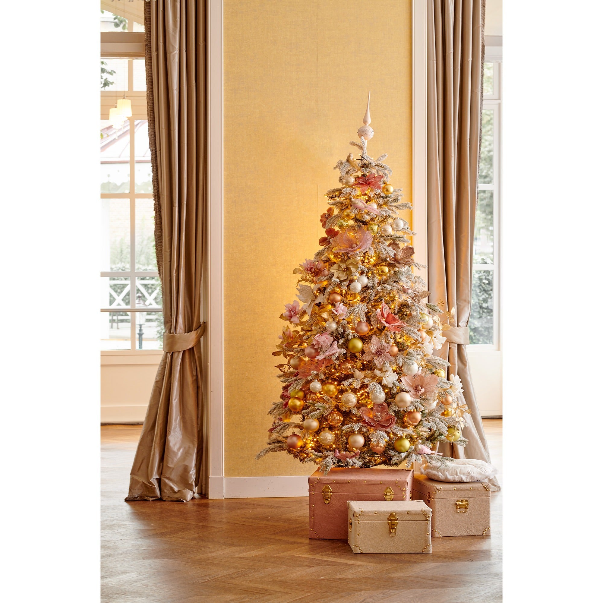 Albero di Natale decorato con fiori Poppy a clip nei toni rosa e champagne, palline dorate e rami innevati in un allestimento natalizio | DeMatteis.it