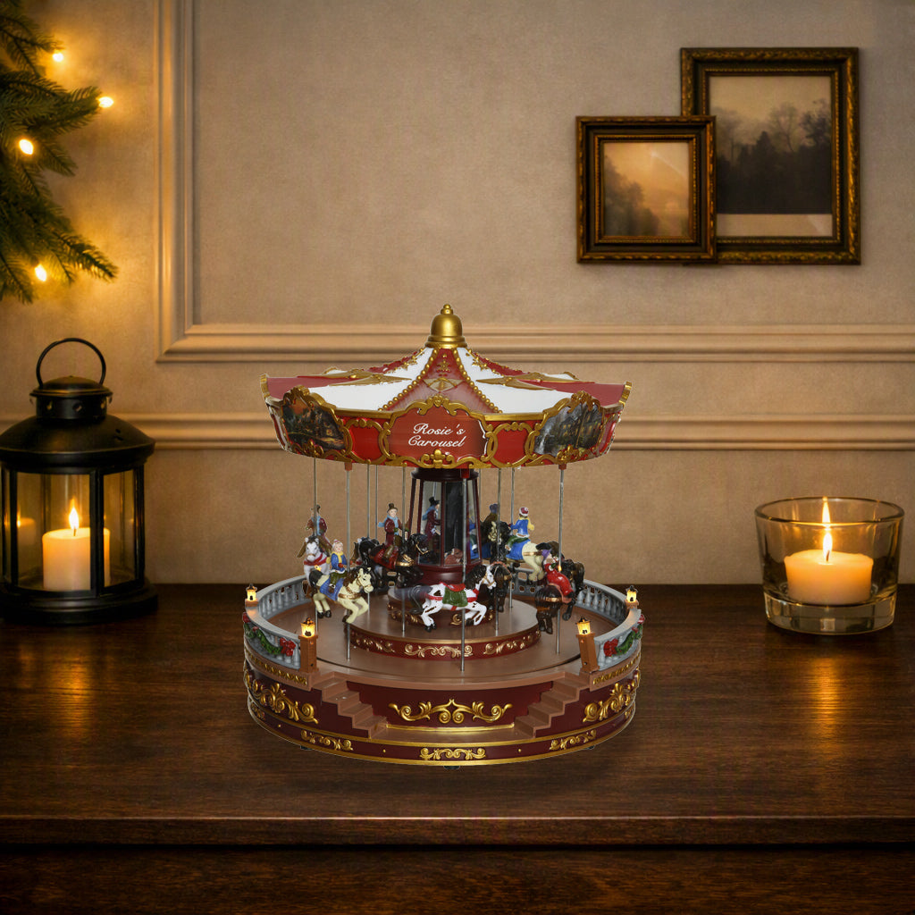 Kaemingk, Carosello Rosso Luci Multicolor 31 cm con cavalli decorati e tettoia "Rosie's Carousel", ambientazione Lemax per villaggi natalizi - DeMatteis.it