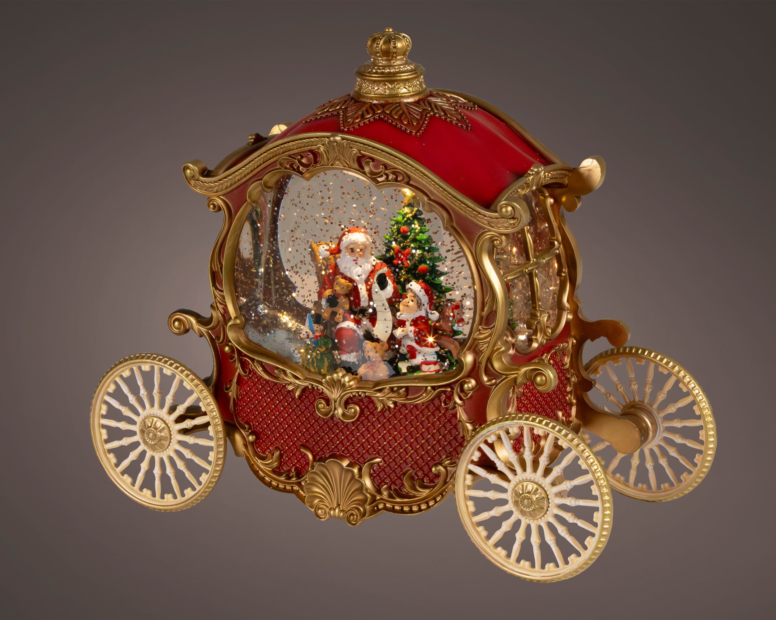 Kaemingk, Carrozza Water Spinner Babbo con Doni 12x26x22 cm, ambientazione villaggio natalizio Lemax rossa e oro con sfera d'acqua glitterata, scena Babbo Natale e albero addobbato, ruote decorative bianche - DeMatteis.it