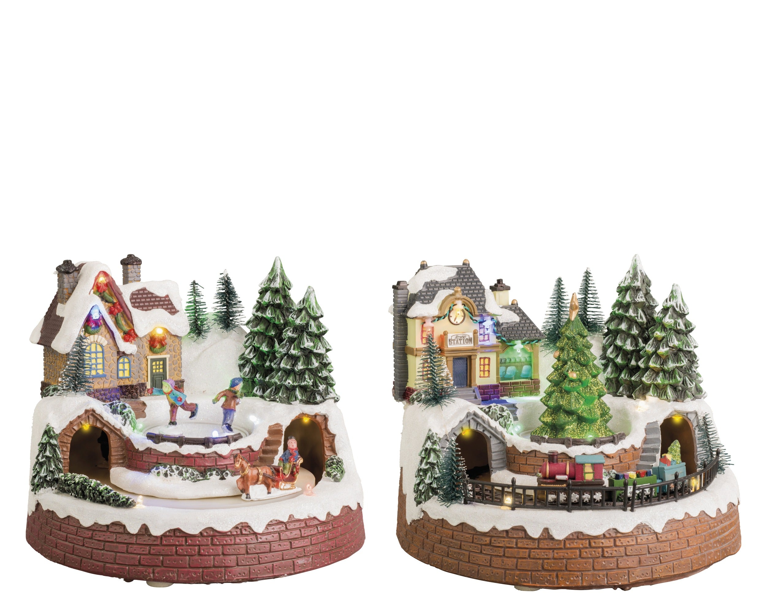 Kaemingk, Villaggio di Natale con led, ambientazione Lemax con casette innevate, alberi di pino e base circolare, disponibile con pista di pattinaggio o trenino in movimento - DeMatteis.it