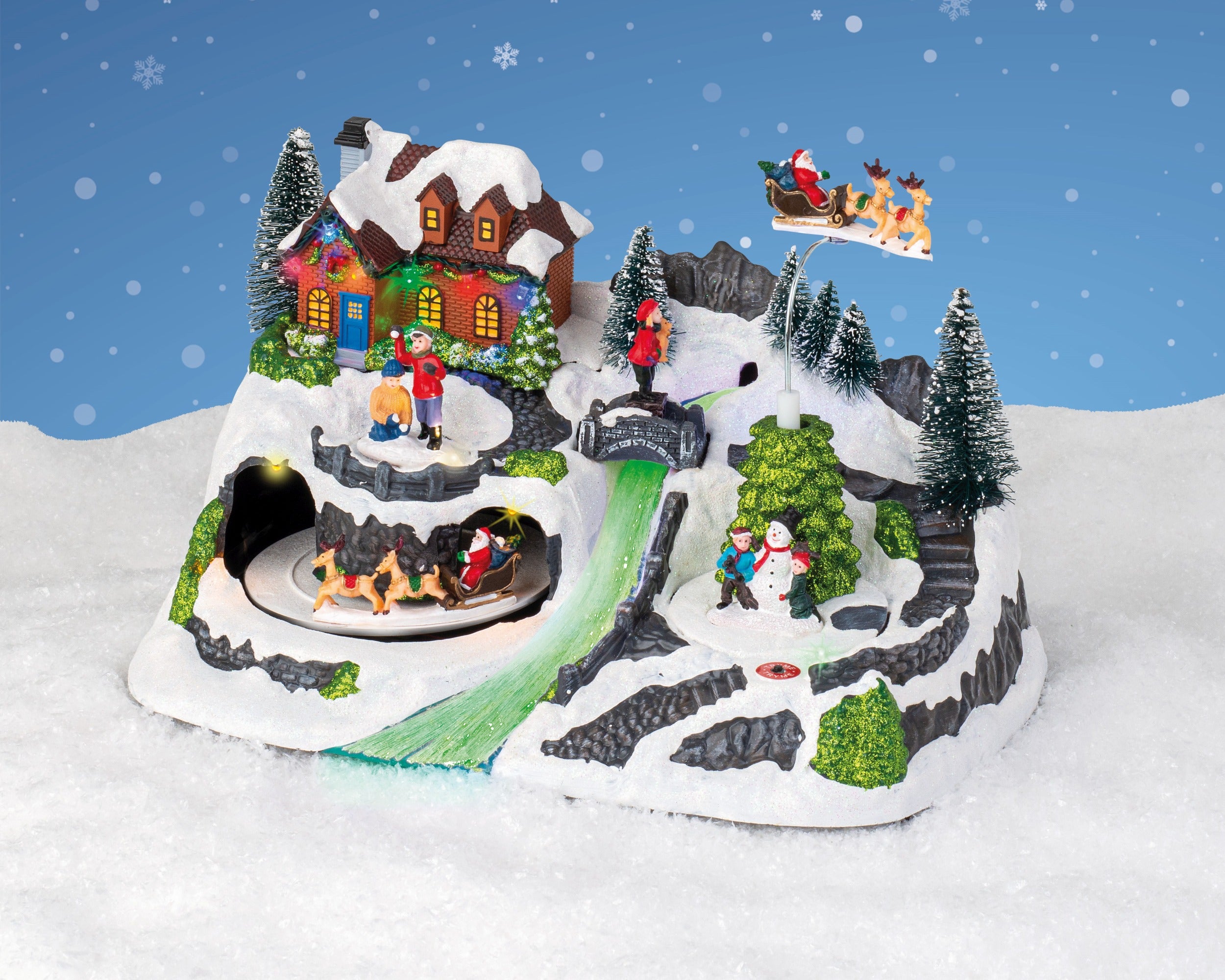 Kaemingk, Villaggio Natalizio Innevato 31x20x30 cm con casa illuminata, slitta di Babbo Natale, pupazzo di neve e pista luminosa animata - DeMatteis.it