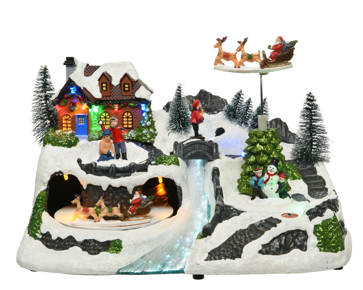 Kaemingk, Villaggio Natalizio Innevato 31x20x30 cm con casa illuminata, Babbo Natale su slitta trainata da renne, pupazzo di neve e ponte, ambientazione Lemax con luci LED - DeMatteis.it