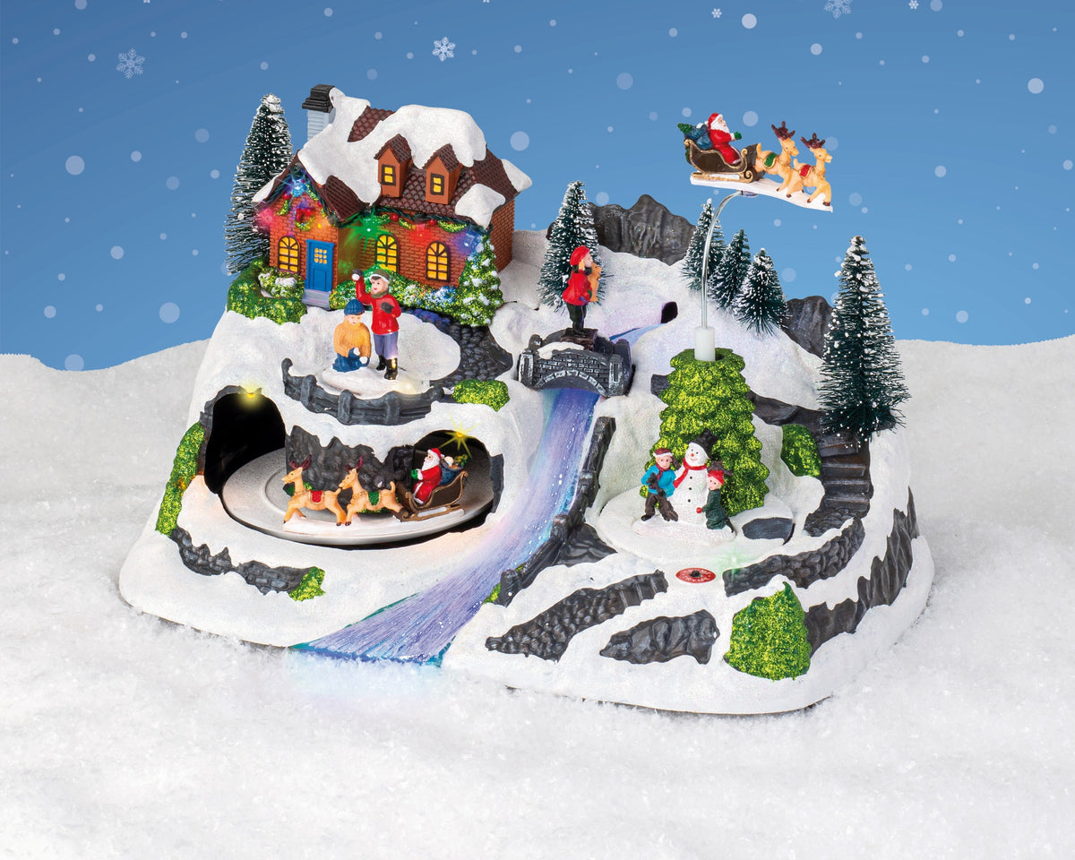 Kaemingk, Villaggio Natalizio Innevato 31x20x30 cm con casa illuminata, slitta di Babbo Natale, pupazzo di neve e cascata a fibra ottica - DeMatteis.it