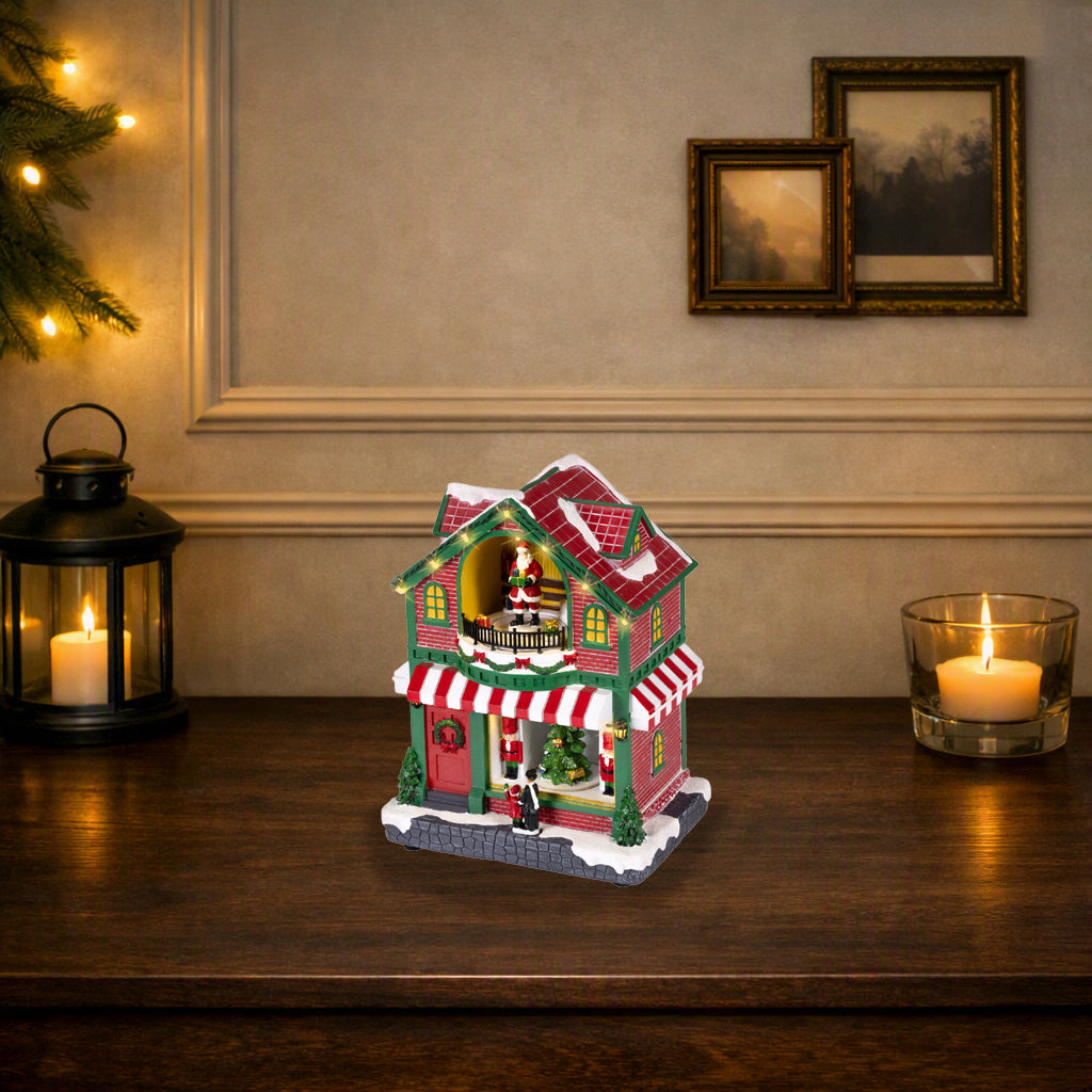 Kaemingk, Casetta Con Babbo Rossa 15x22x27 cm, ambientazione natalizia Lemax con tetto rosso, balcone verde e figura di Babbo Natale, illuminazione LED integrata - DeMatteis.it