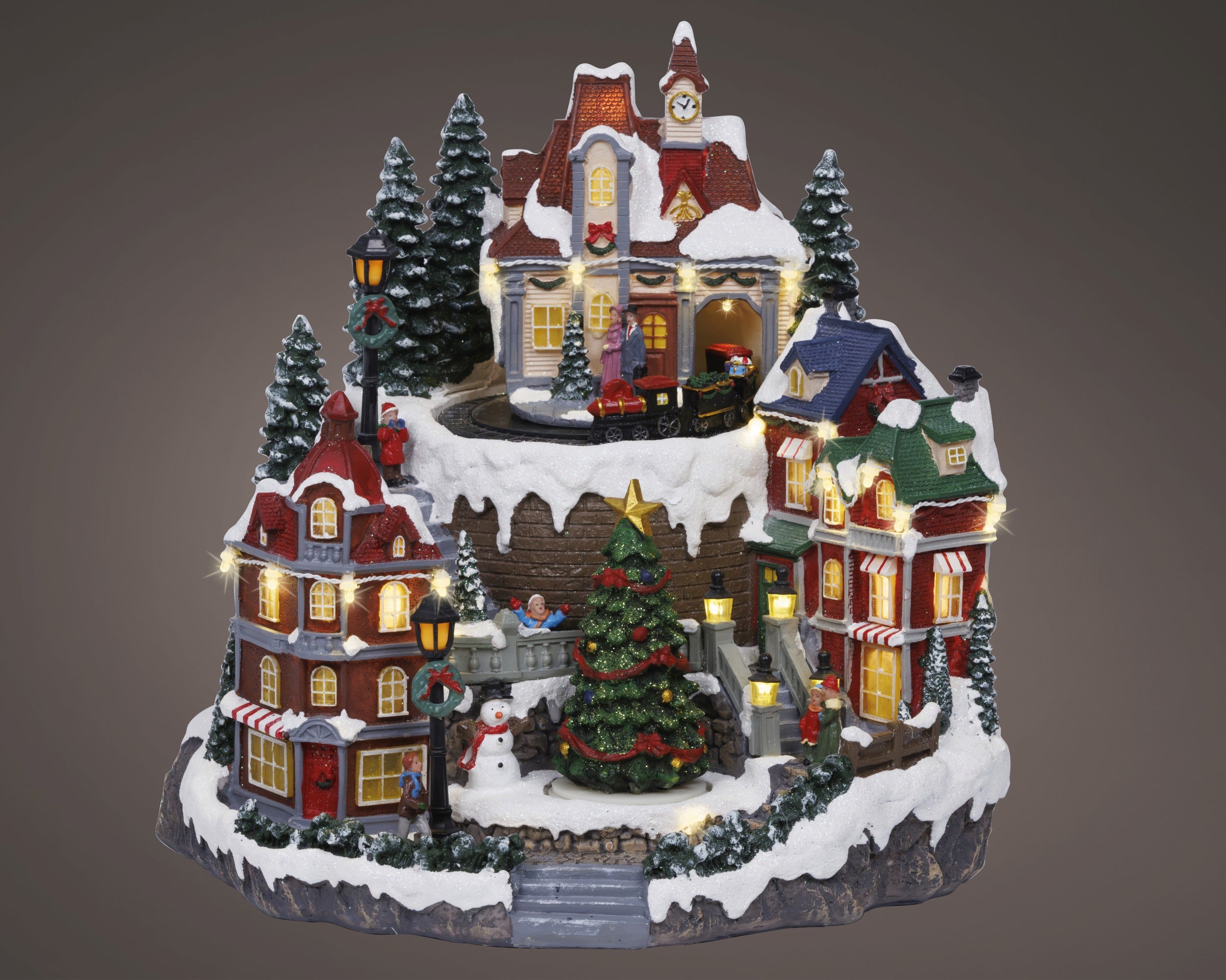 Kaemingk, Scena natalizia con treno LED warm white 30x27 cm, villaggio Lemax con casette innevate, albero e pupazzo di neve, luci a batteria - DeMatteis.it