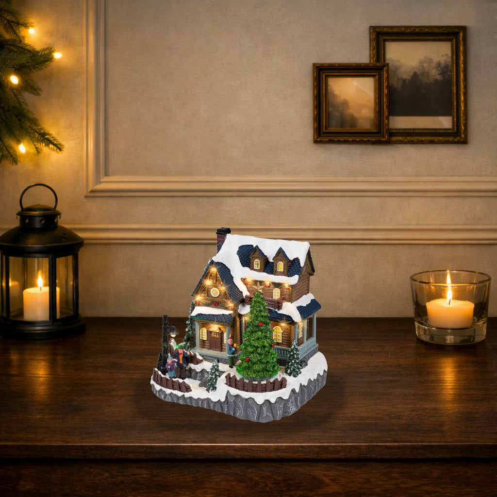Kaemingk, Casetta Bimbo Con Albero 20x24x23 cm, ambientazione Lemax per villaggio natalizio con tetto innevato, finestre illuminate e albero decorato - DeMatteis.it