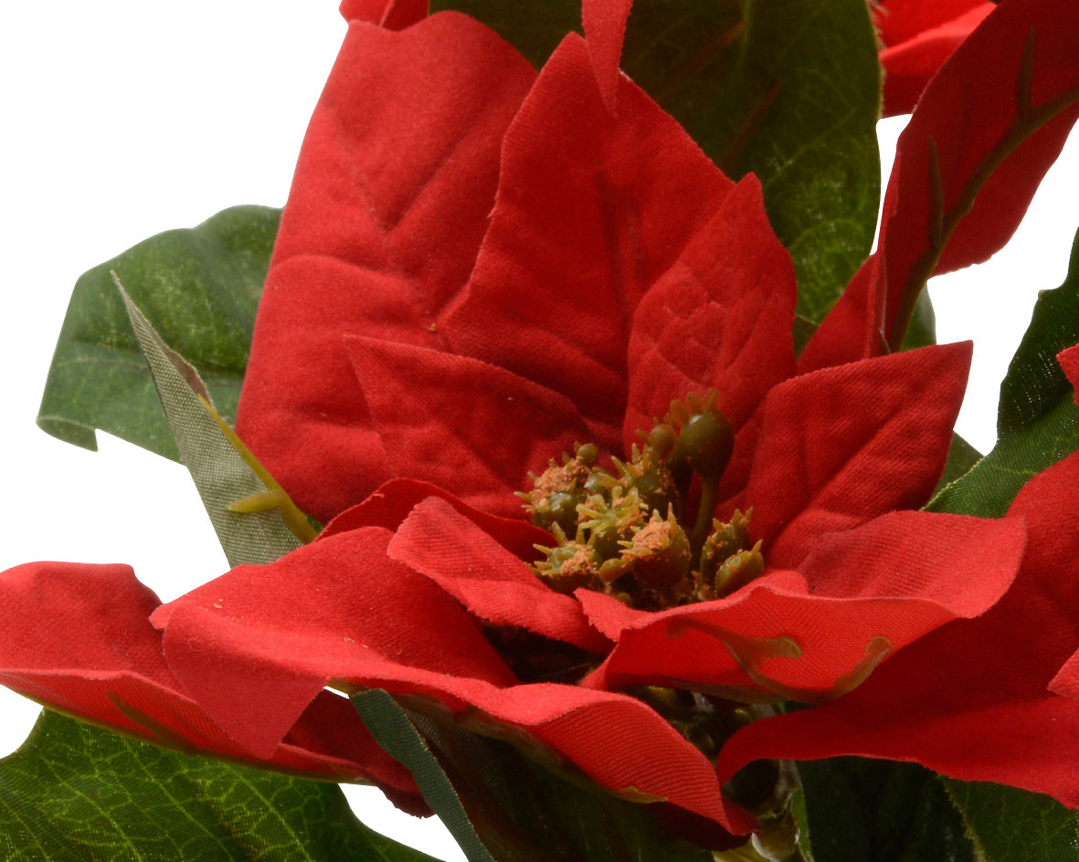 Dettaglio ravvicinato dei fiori rossi della stella di Natale artificiale con foglie verdi venate e centro floreale | DeMatteis.it
