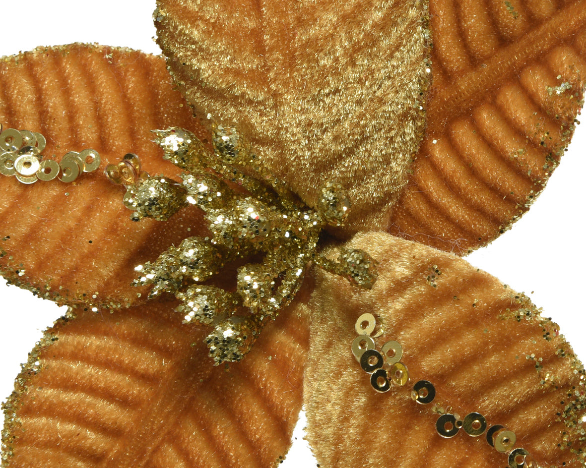 Dettaglio ravvicinato di una poinsettia in velluto finitura oro con texture rigata, glitter dorato e paillettes sui petali | DeMatteis.it