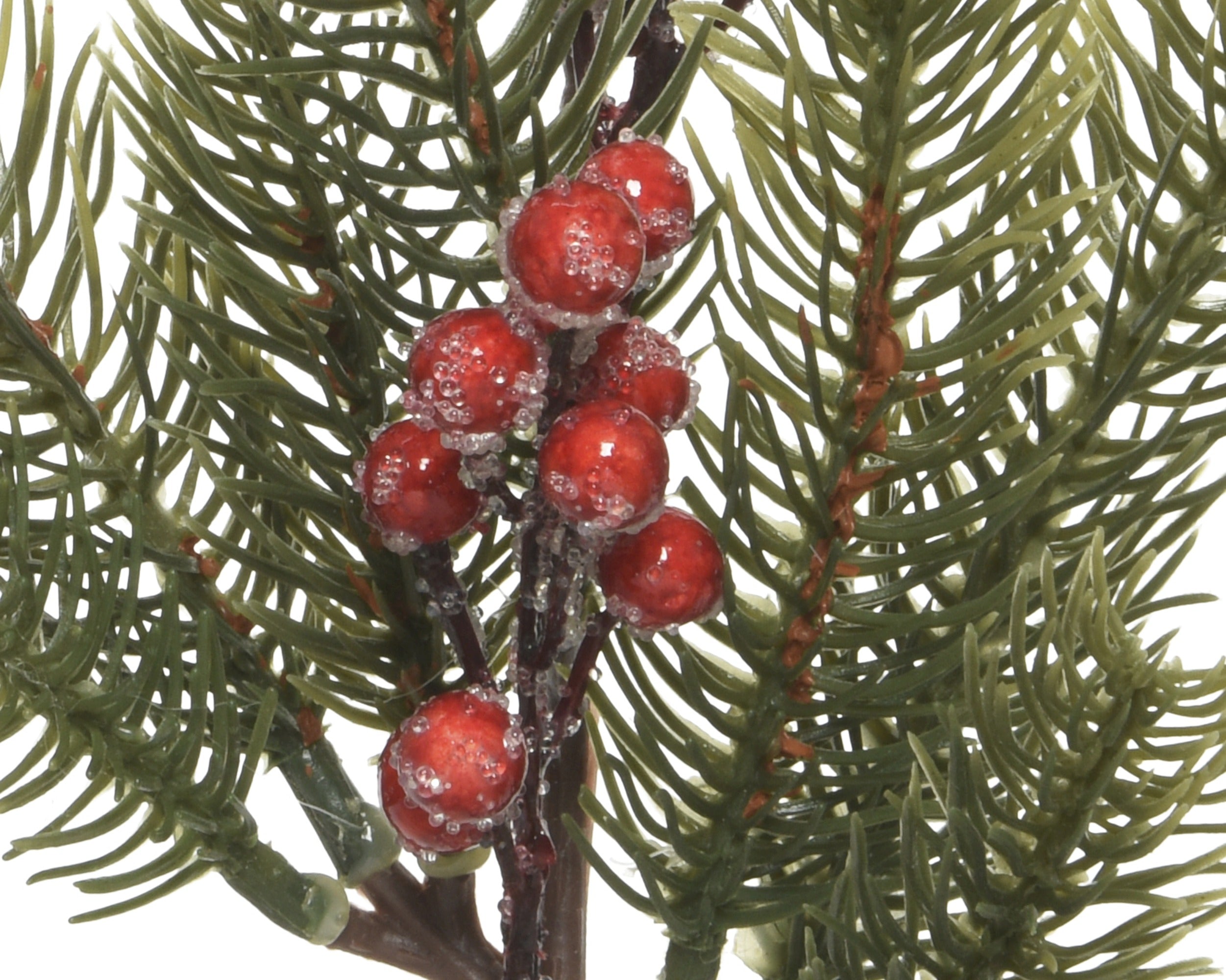 Dettaglio ravvicinato delle bacche rosse glassate con effetto brina su ramo di agrifoglio artificiale, aghi verdi sullo sfondo | DeMatteis.it