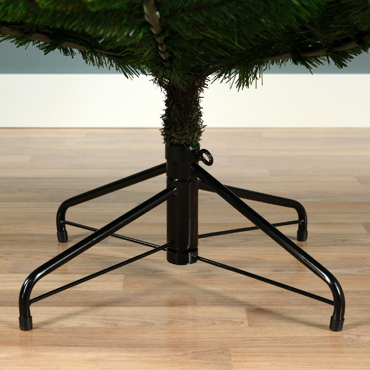 Albero Di Natale Sunpeaks Fir 210 cm per decorazioni natalizie con base di sostegno in metallo - DeMatteis.it