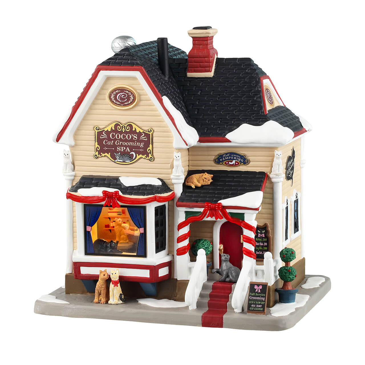 Coco's Cat Grooming Spa Lemax: edificio illuminato a due piani con facciata crema e dettagli rossi, popolato da adorabili gatti miniatura per Villaggio Lemax | Dematteis.it
