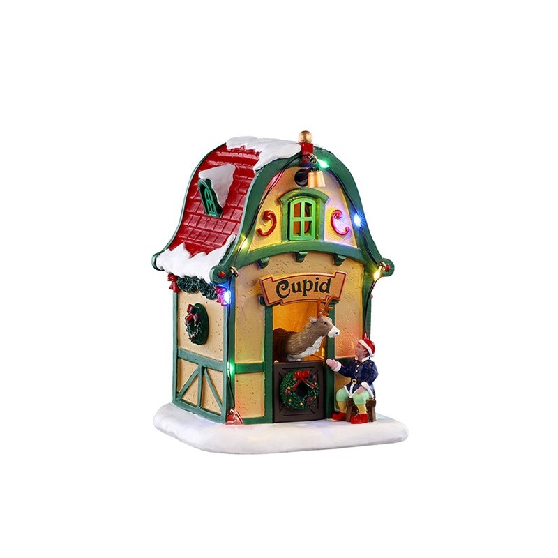 Cupid's Den Lemax casetta natalizia illuminata con renna Cupido, tetto verde e rosso, decorazioni festive per Villaggio Natale Lemax | Dematteis.it