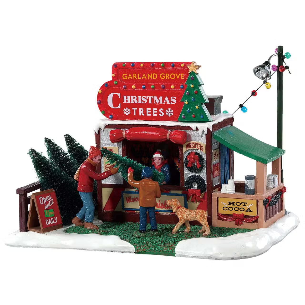Garland Grove Tree Lot Lemax chiosco di alberi natalizio con personaggi in miniatura, luci colorate, insegna Christmas Trees e area cioccolata calda per villaggio di Natale. | Dematteis.it