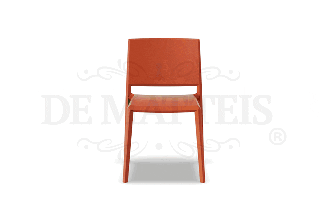 Sedia da esterno in resina arancione vista frontale, design lineare con schienale verticale e sedile quadrato, struttura monoblocco impilabile | DeMatteis.it