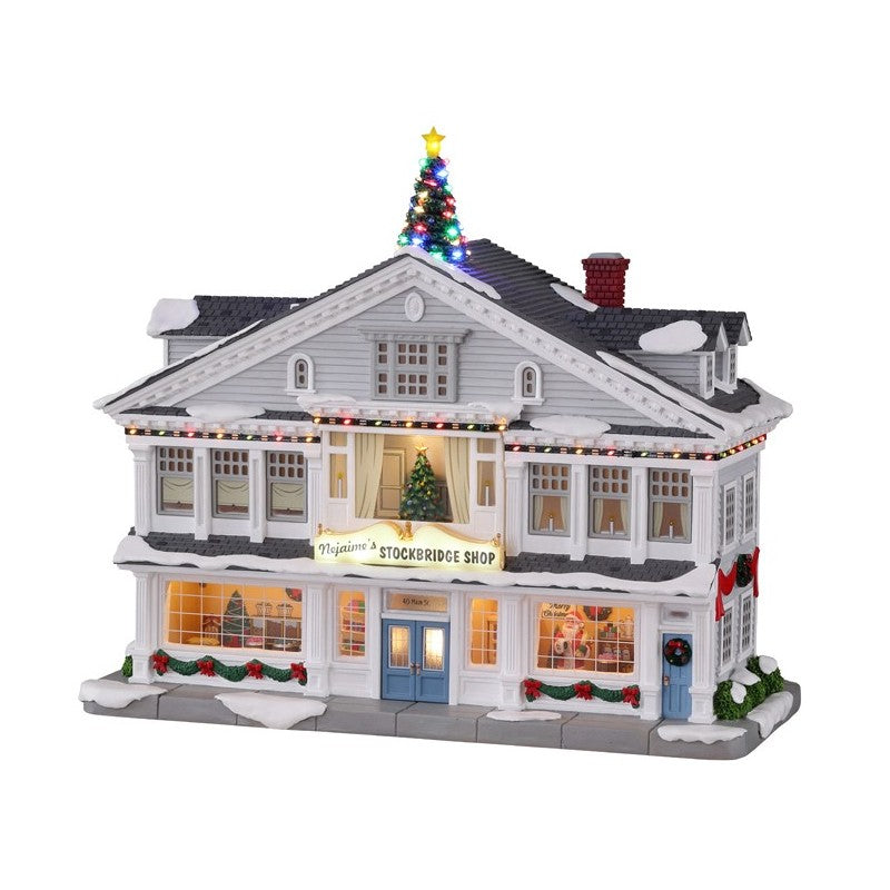Nejaime's Stockbridge Shop Lemax della collezione Norman Rockwell, negozio Lemax a due piani con vetrine illuminate, Babbo Natale e albero di Natale per villaggio Lemax. | Dematteis.it