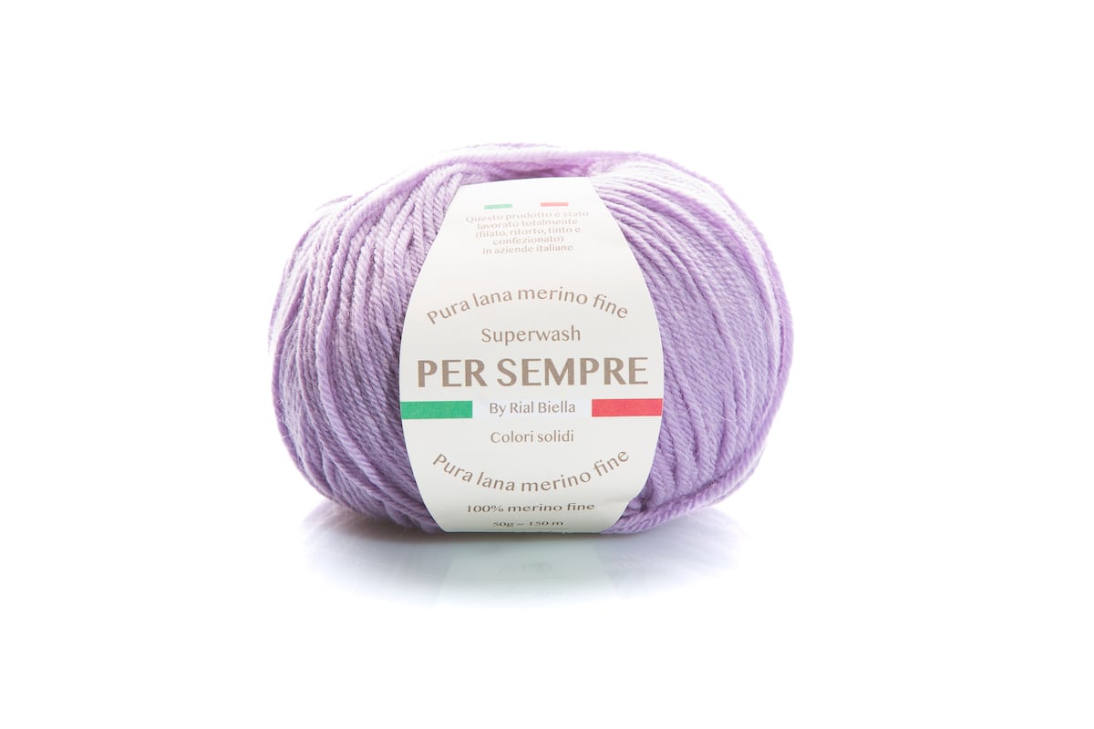 Rial, Filato Lana 100% 50 g Colore 715 in lana merino fine superwash color lilla con etichetta Per Sempre su fondo bianco - DeMatteis.it